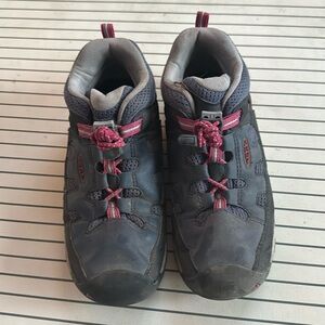 Keen kids hiking shoes
